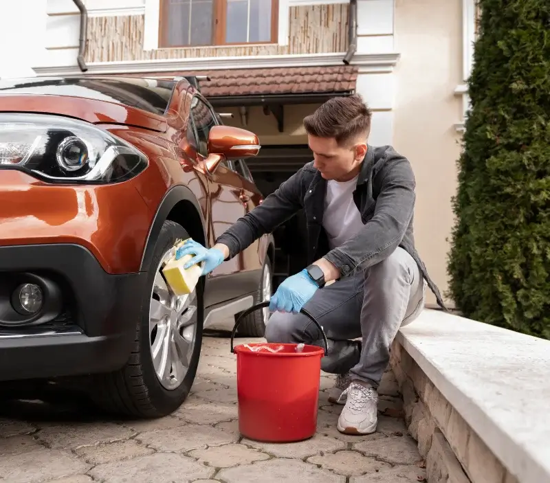Lavage auto à domicile Sentein : professionnel intervenant sur un véhicule